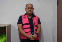 Eks Kepala BGN, Dadan Hindayana, memakai rompi pink tahanan Kejagung. (Foto: Dok. Kejagung)