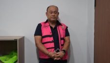 Eks Kepala BGN, Dadan Hindayana, memakai rompi pink tahanan Kejagung. (Foto: Dok. Kejagung)