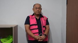 Eks Kepala BGN, Dadan Hindayana, memakai rompi pink tahanan Kejagung. (Foto: Dok. Kejagung)
