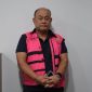 Eks Kepala BGN, Dadan Hindayana, memakai rompi pink tahanan Kejagung. (Foto: Dok. Kejagung)