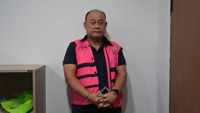 Eks Kepala BGN, Dadan Hindayana, memakai rompi pink tahanan Kejagung. (Foto: Dok. Kejagung)