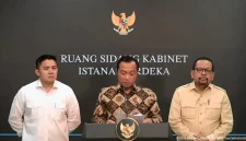 Menteri Sekretaris Negara, Prasetyo Hadi, saat memimpin konpers terkait evaluasi program MBG. ( Foto: Istimewa)