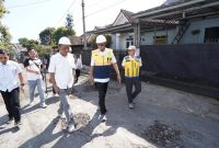 Wali Kota Sukabumi, H. Ayep Zaki, didampingi Kepala DPUTR, Sony Hermanto, pelaksana proyek, serta jajaran terkait meninjau langsung pelaksanaan proyek pembangunan Jalan Prana, Kelurahan/Kecamatan Cikole, Rabu (22/7). (Foto: Dokpim Kota Sukabumi)