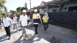 Wali Kota Sukabumi, H. Ayep Zaki, didampingi Kepala DPUTR, Sony Hermanto, pelaksana proyek, serta jajaran terkait meninjau langsung pelaksanaan proyek pembangunan Jalan Prana, Kelurahan/Kecamatan Cikole, Rabu (22/7). (Foto: Dokpim Kota Sukabumi)