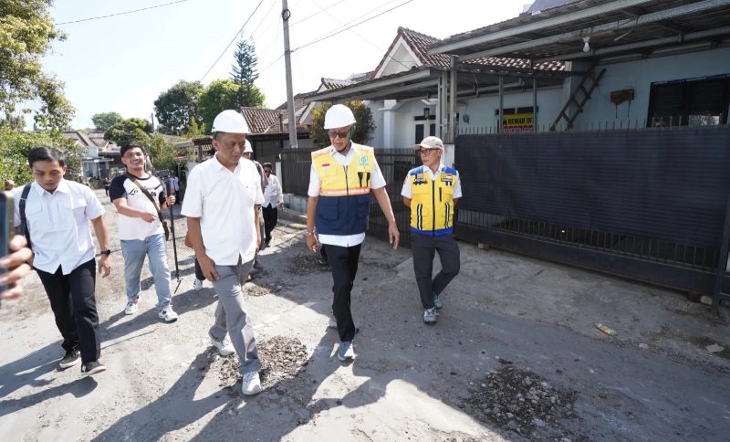 Wali Kota Sukabumi, H. Ayep Zaki, didampingi Kepala DPUTR, Sony Hermanto, pelaksana proyek, serta jajaran terkait meninjau langsung pelaksanaan proyek pembangunan Jalan Prana, Kelurahan/Kecamatan Cikole, Rabu (22/7). (Foto: Dokpim Kota Sukabumi)