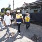 Wali Kota Sukabumi, H. Ayep Zaki, didampingi Kepala DPUTR, Sony Hermanto, pelaksana proyek, serta jajaran terkait meninjau langsung pelaksanaan proyek pembangunan Jalan Prana, Kelurahan/Kecamatan Cikole, Rabu (22/7). (Foto: Dokpim Kota Sukabumi)