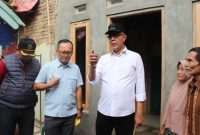 Wali Kota Sukabumi, H. Ayep Zaki, didampingi Kepala DPUTR, Sony Hermanto, serta aparatur kecamatan dan kelurahan meninjau pelaksanaan program BSPS di Kecamatan Cibeureum dan Baros. (Foto: Istimewa)