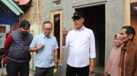 Wali Kota Sukabumi, H. Ayep Zaki, didampingi Kepala DPUTR, Sony Hermanto, serta aparatur kecamatan dan kelurahan meninjau pelaksanaan program BSPS di Kecamatan Cibeureum dan Baros. (Foto: Istimewa)