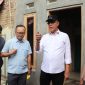 Wali Kota Sukabumi, H. Ayep Zaki, didampingi Kepala DPUTR, Sony Hermanto, serta aparatur kecamatan dan kelurahan meninjau pelaksanaan program BSPS di Kecamatan Cibeureum dan Baros. (Foto: Istimewa)