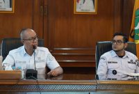 Wali Kota Sukabumi, H. Ayep Zaki, didampingi Wakil Wali Kota, Bobby Maulana, saat memimpin agenda Rapat Pimpinan Pemkot Sukabumi yang berlangsung di Oproom Sekretariat Daerah, Rabu (5/8). (Foto: Dokpim Kota Sukabumi)