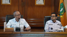 Wali Kota Sukabumi, H. Ayep Zaki, didampingi Wakil Wali Kota, Bobby Maulana, saat memimpin agenda Rapat Pimpinan Pemkot Sukabumi yang berlangsung di Oproom Sekretariat Daerah, Rabu (5/8). (Foto: Dokpim Kota Sukabumi)