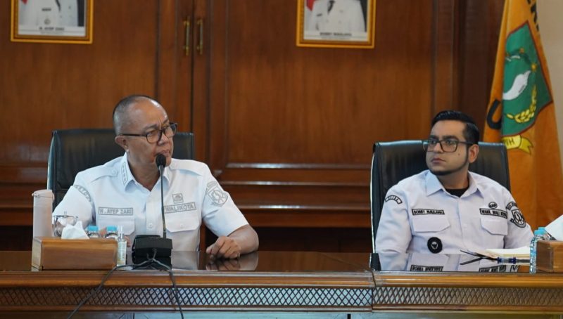 Wali Kota Sukabumi, H. Ayep Zaki, didampingi Wakil Wali Kota, Bobby Maulana, saat memimpin agenda Rapat Pimpinan Pemkot Sukabumi yang berlangsung di Oproom Sekretariat Daerah, Rabu (5/8). (Foto: Dokpim Kota Sukabumi)