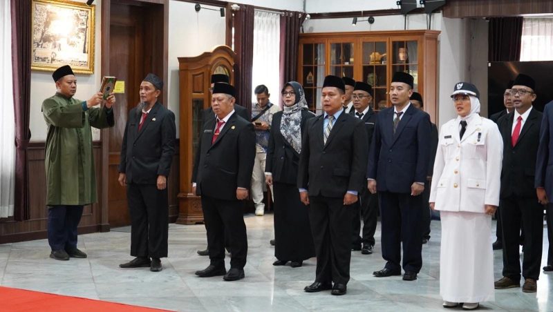 Prosesi pelantikan dan pengambilan sumpah/janji 24 pejabat yang berlangsung di Ruang Utama Balai Kota Sukabumi, Kamis (6/8). (Foto: Dokpim Kota Sukabumi)
