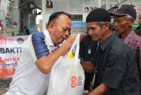 Kepala Lapas Kelas IIB Sukabumi, Budi Hardiono, secara langsung memberikan bantuan paket sembako kepada masyarakat kurang mampu, Jumat (7/8). (Foto: Humas Lapas Sukabumi)