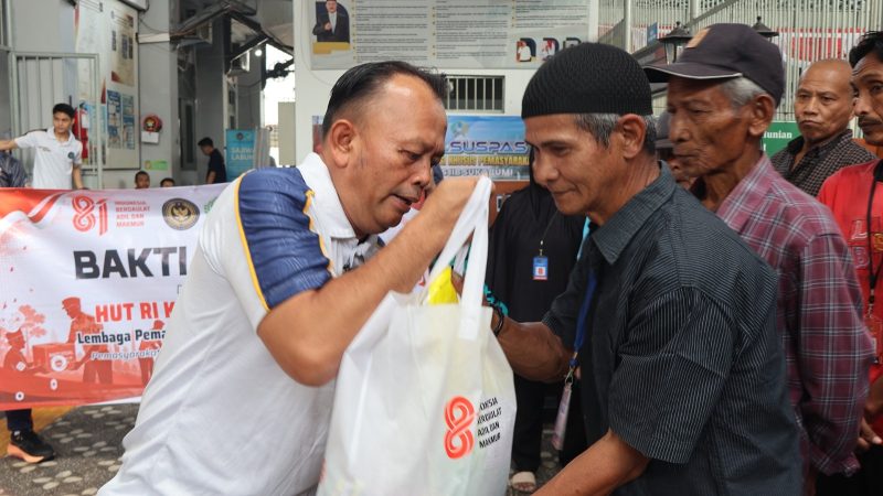 Kepala Lapas Kelas IIB Sukabumi, Budi Hardiono, secara langsung memberikan bantuan paket sembako kepada masyarakat kurang mampu, Jumat (7/8). (Foto: Humas Lapas Sukabumi)