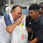 Kepala Lapas Kelas IIB Sukabumi, Budi Hardiono, secara langsung memberikan bantuan paket sembako kepada masyarakat kurang mampu, Jumat (7/8). (Foto: Humas Lapas Sukabumi)