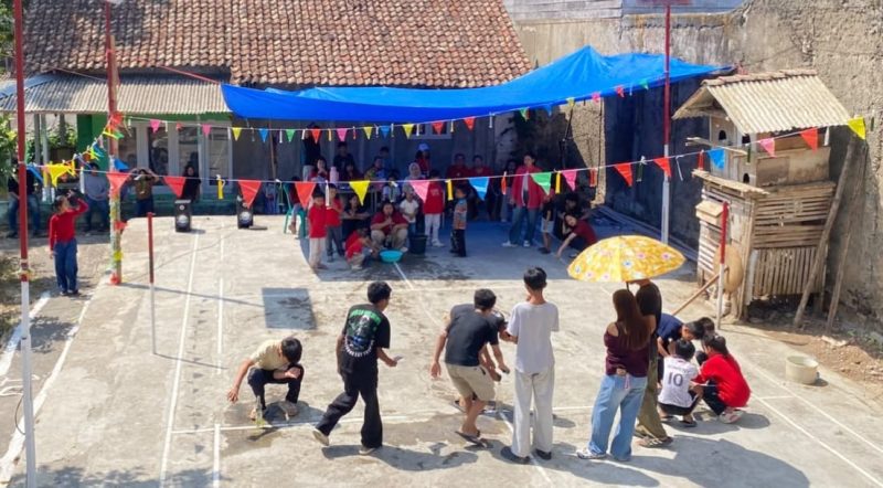 Suasana kemeriahan warga RW 10, Kelurahan/Kecamatan Gunungpuyuh, Kota Sukabumi saat menggelar perlombaan tradisional dalam rangka HUT ke-81 RI, Minggu (9/8). (Foto: Boy)