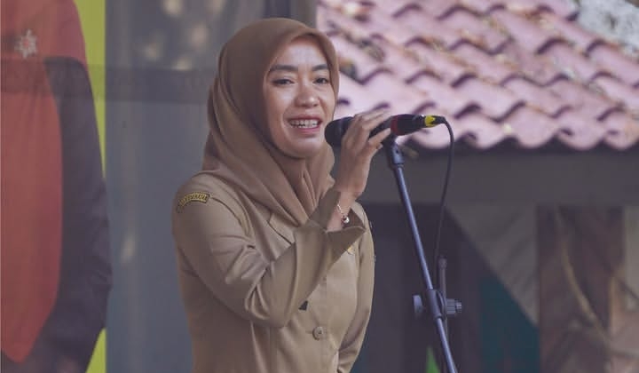 Kepala Bidang P2P Dinkes Kota Sukabumi, Dena Yuliavina, saat bertindak sebagai pembina apel yang berlangsung di lingkungan Dinkes, Selasa (4/8). (Foto: Istimewa)