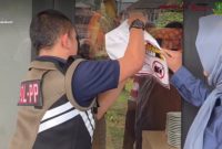 Tangkapan layar saat pencabutan stiker peringatan tunggakan pajak di Resto Skilo, Jumat (7/8). (Foto: Istimewa)
