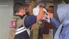 Tangkapan layar saat pencabutan stiker peringatan tunggakan pajak di Resto Skilo, Jumat (7/8). (Foto: Istimewa)