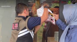 Tangkapan layar saat pencabutan stiker peringatan tunggakan pajak di Resto Skilo, Jumat (7/8). (Foto: Istimewa)