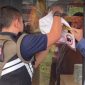 Tangkapan layar saat pencabutan stiker peringatan tunggakan pajak di Resto Skilo, Jumat (7/8). (Foto: Istimewa)