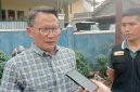 Camat Warudoyong, Raden Abdul Muis (kiri), saat diwawancarai. (Foto: Boy)