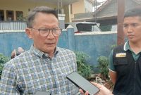 Camat Warudoyong, Raden Abdul Muis (kiri), saat diwawancarai. (Foto: Boy)
