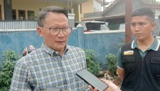 Camat Warudoyong, Raden Abdul Muis (kiri), saat diwawancarai. (Foto: Boy)