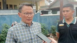 Camat Warudoyong, Raden Abdul Muis (kiri), saat diwawancarai. (Foto: Boy)