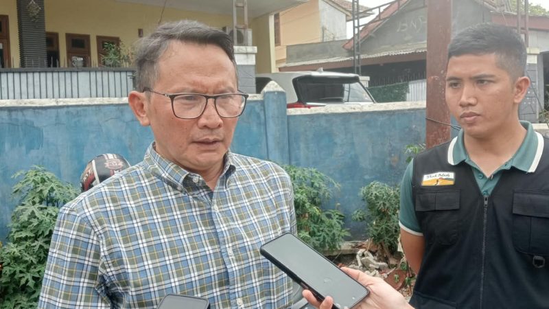 Camat Warudoyong, Raden Abdul Muis (kiri), saat diwawancarai. (Foto: Boy)