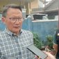 Camat Warudoyong, Raden Abdul Muis (kiri), saat diwawancarai. (Foto: Boy)