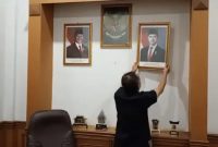 Wakil Ketua DPRD Kota Sukabumi, Rojab Asyari, menurunkan foto Presiden RI Gibran Rakabuming Raka dari dinding ruang kerjanya. (Foto: Istimewa)