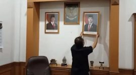 Wakil Ketua DPRD Kota Sukabumi, Rojab Asyari, menurunkan foto Presiden RI Gibran Rakabuming Raka dari dinding ruang kerjanya. (Foto: Istimewa)