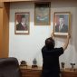 Wakil Ketua DPRD Kota Sukabumi, Rojab Asyari, menurunkan foto Presiden RI Gibran Rakabuming Raka dari dinding ruang kerjanya. (Foto: Istimewa)
