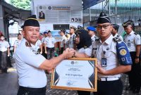 Kepala Lapas Kelas IIB Sukabumi, Budi Hardiono, saat memberikan penghargaan kepada salah satu petugas dalam apel pagi pegawai di Lapangan Apel Lapas Sukabumi, Rabu (14/10). (Foto: Istimewa)
