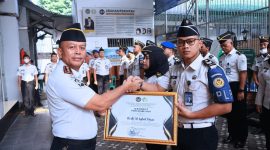 Kepala Lapas Kelas IIB Sukabumi, Budi Hardiono, saat memberikan penghargaan kepada salah satu petugas dalam apel pagi pegawai di Lapangan Apel Lapas Sukabumi, Rabu (14/10). (Foto: Istimewa)