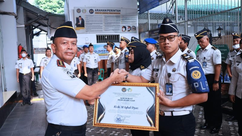 Kepala Lapas Kelas IIB Sukabumi, Budi Hardiono, saat memberikan penghargaan kepada salah satu petugas dalam apel pagi pegawai di Lapangan Apel Lapas Sukabumi, Rabu (14/10). (Foto: Istimewa)