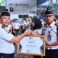 Kepala Lapas Kelas IIB Sukabumi, Budi Hardiono, saat memberikan penghargaan kepada salah satu petugas dalam apel pagi pegawai di Lapangan Apel Lapas Sukabumi, Rabu (14/10). (Foto: Istimewa)