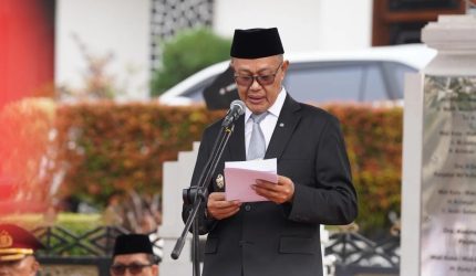 Wali Kota Sukabumi, H. Ayep Zaki, saat memimpin apel peringatan Hari Sumpah Pemuda ke-98 tingkat Kota Sukabumi di Plaza Balai Kota Sukabumi, Rabu (28/10). (Foto: Istimewa)