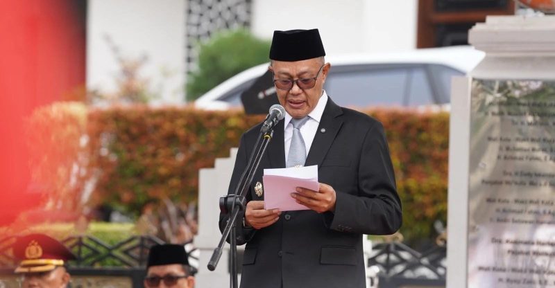 Wali Kota Sukabumi, H. Ayep Zaki, saat memimpin apel peringatan Hari Sumpah Pemuda ke-98 tingkat Kota Sukabumi di Plaza Balai Kota Sukabumi, Rabu (28/10). (Foto: Istimewa)